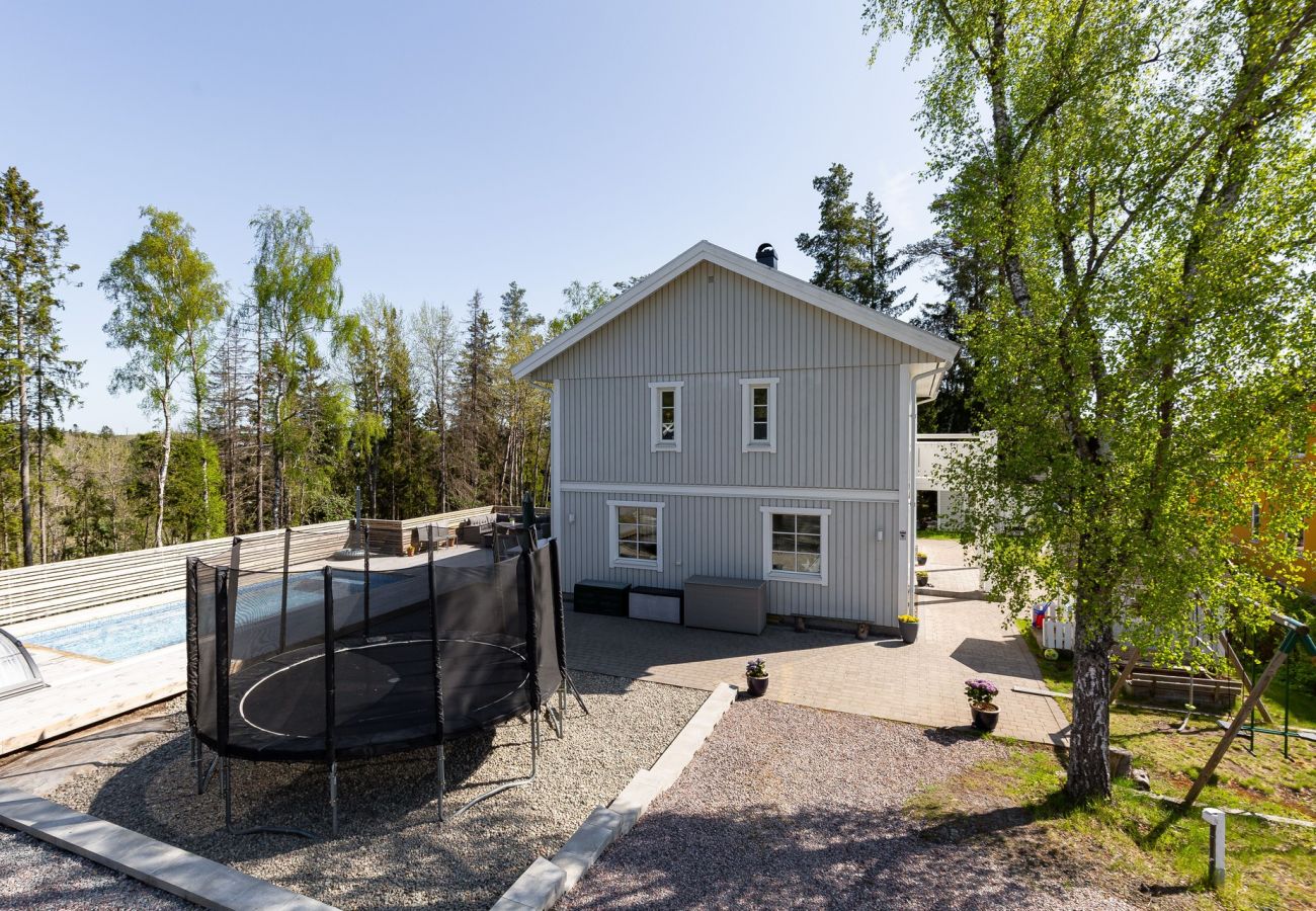 Ferienhaus in Vega - Geräumige Unterkunft in der Nähe von Stockholm mit beheiztem Pool | SE13013