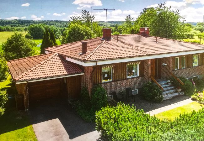 Ferienhaus in Varnhem - Malerische Unterkunft in gut ausgestatteter Villa mit Seeblick | SE08047