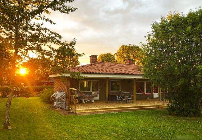  in Varnhem - Malerische Unterkunft in gut ausgestatteter Villa mit Seeblick | SE08047