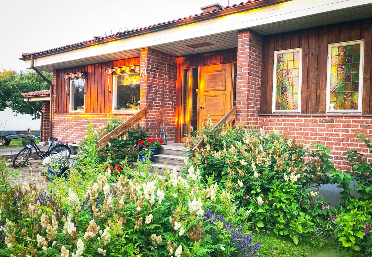 Ferienhaus in Varnhem - Malerische Unterkunft in gut ausgestatteter Villa mit Seeblick | SE08047