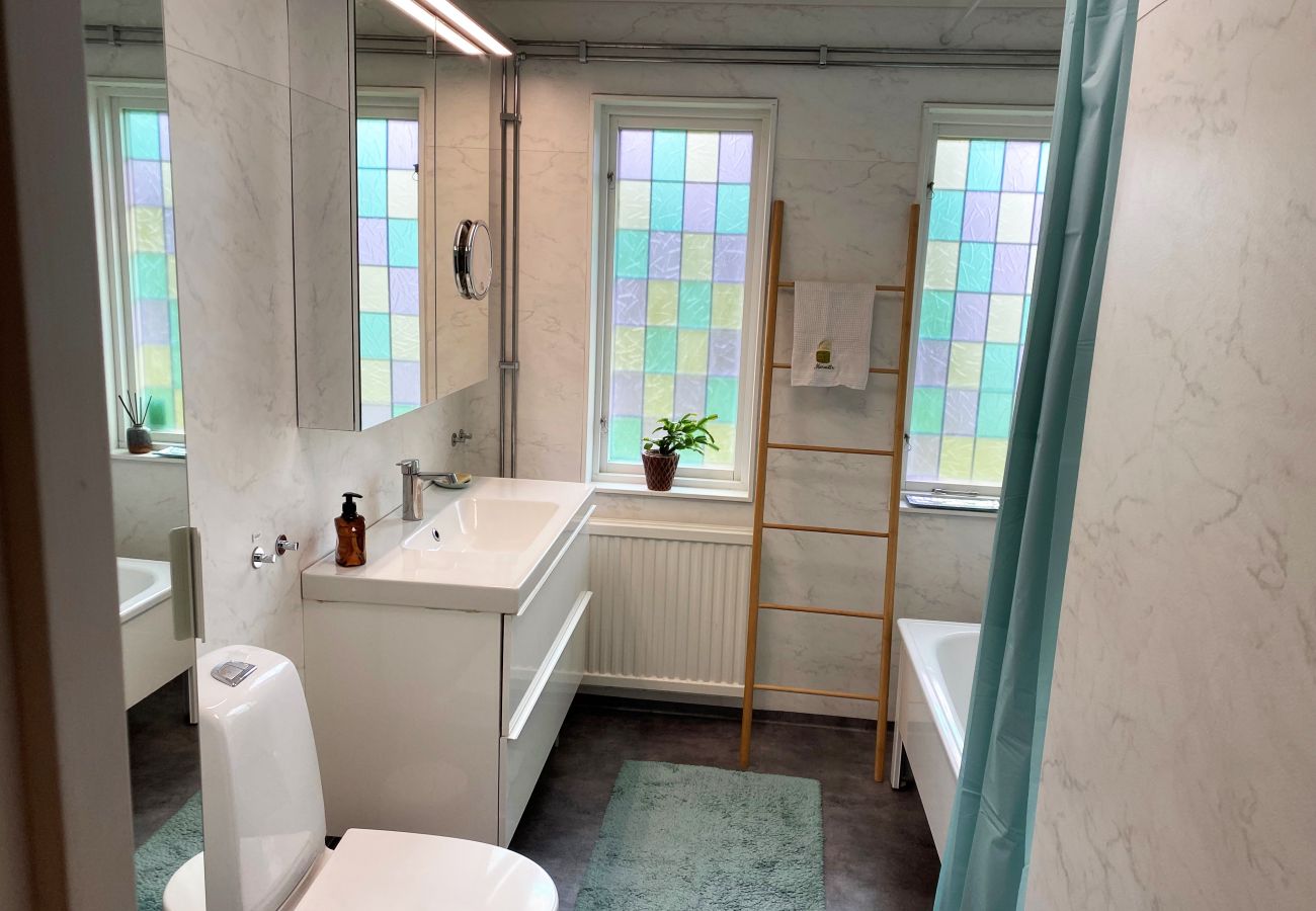Ferienhaus in Varnhem - Malerische Unterkunft in gut ausgestatteter Villa mit Seeblick | SE08047