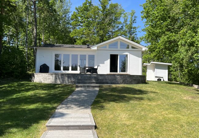 Ferienhaus in Järnforsen - Neu erbautes Ferienhaus auf einem Seegrundstück am Flatensee | SE05035