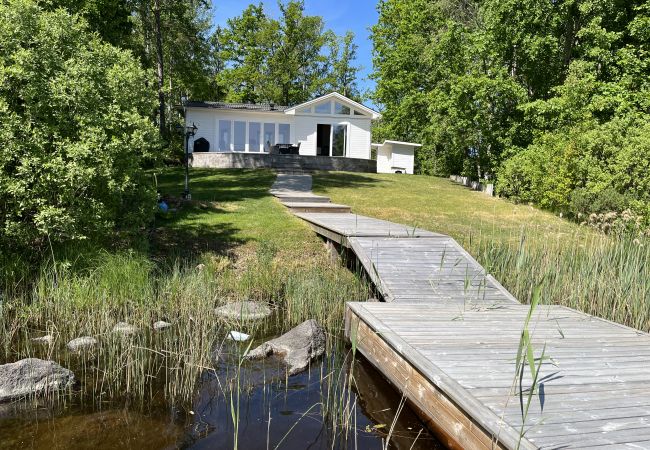 Ferienhaus in Järnforsen - Neu erbautes Ferienhaus auf einem Seegrundstück am Flatensee | SE05035