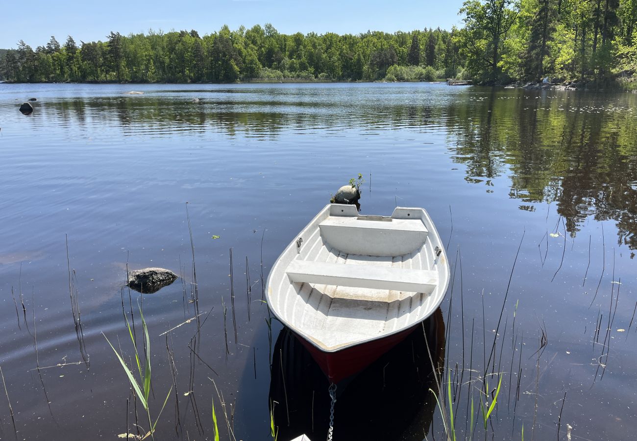 Ferienhaus in Järnforsen - Neu erbautes Ferienhaus auf einem Seegrundstück am Flatensee | SE05035