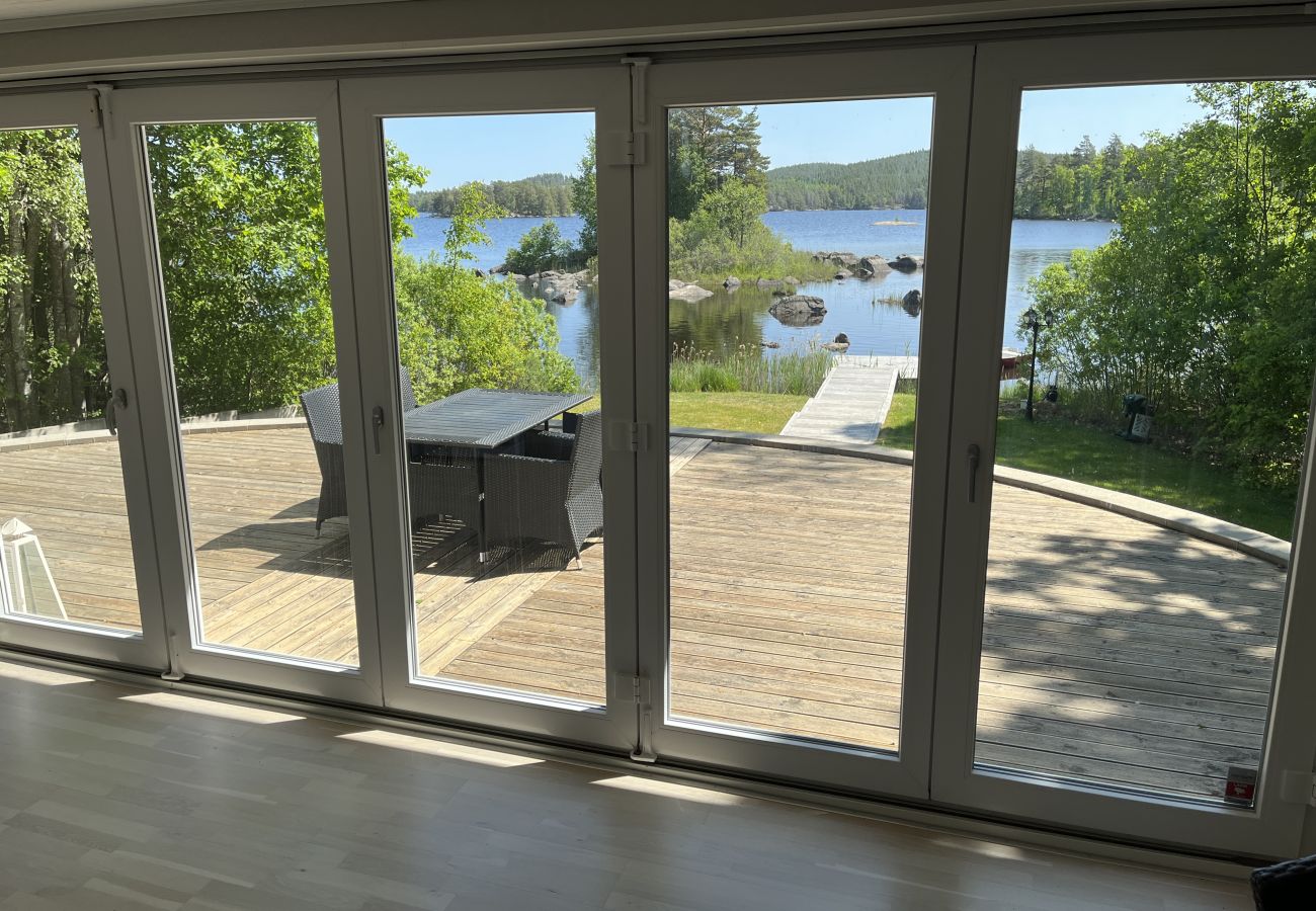 Ferienhaus in Järnforsen - Neu erbautes Ferienhaus auf einem Seegrundstück am Flatensee | SE05035