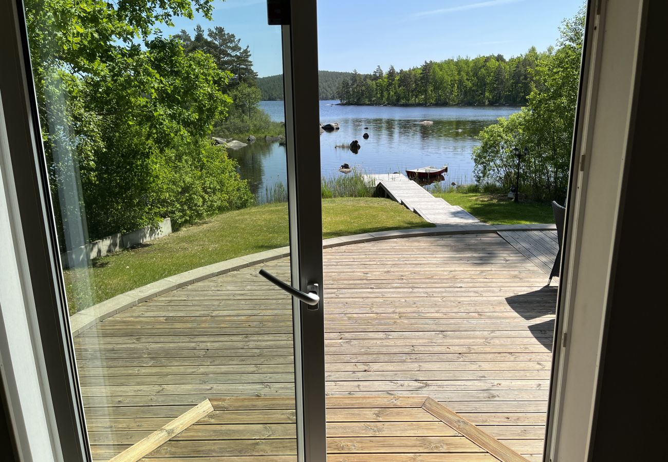 Ferienhaus in Järnforsen - Neu erbautes Ferienhaus auf einem Seegrundstück am Flatensee | SE05035