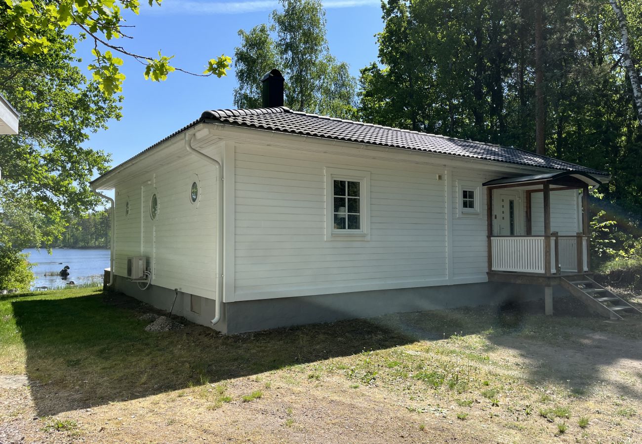 Ferienhaus in Järnforsen - Neu erbautes Ferienhaus auf einem Seegrundstück am Flatensee | SE05035