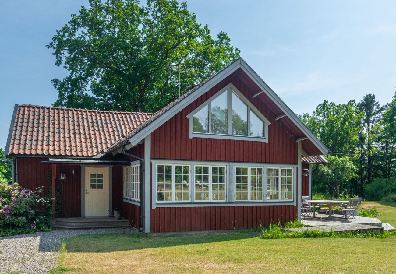 Ferienhaus in Mölnbo -  Idyllisches Haus in Mölnbo mit beheiztem Pool bei Gnesta | SE13025