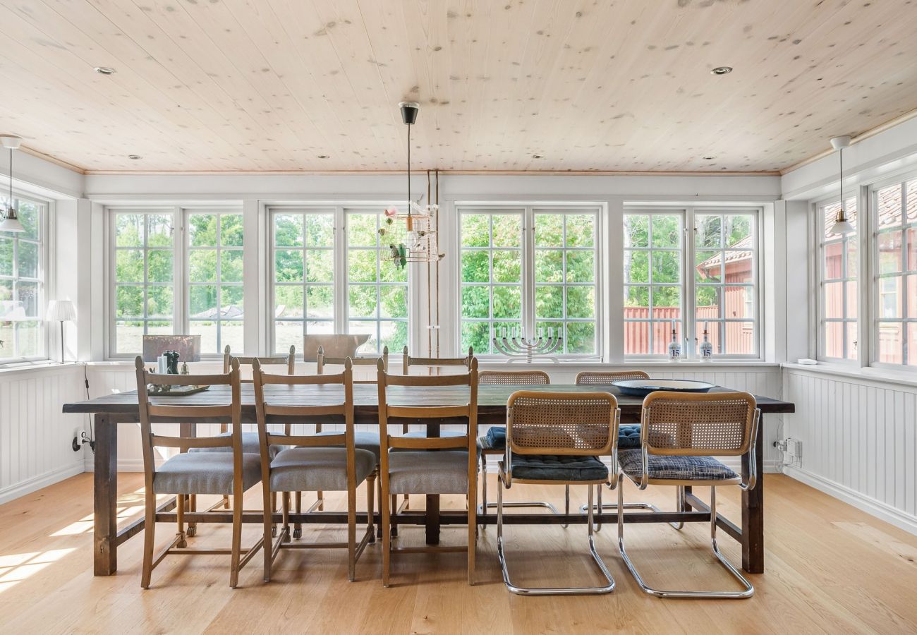 Ferienhaus in Mölnbo -  Idyllisches Haus in Mölnbo mit beheiztem Pool bei Gnesta | SE13025