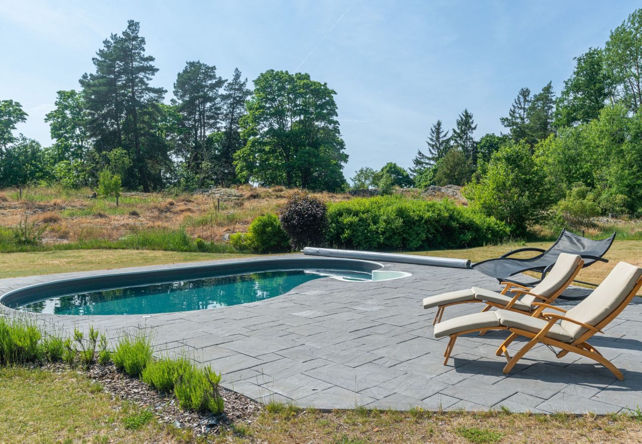 Ferienhaus in Mölnbo -  Idyllisches Haus in Mölnbo mit beheiztem Pool bei Gnesta | SE13025
