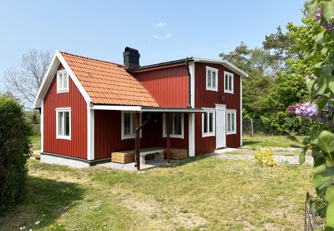  in Borgholm - Gemütliches Ferienhaus neben einem fließenden Bach auf der Ostseite von Öland | SE04027