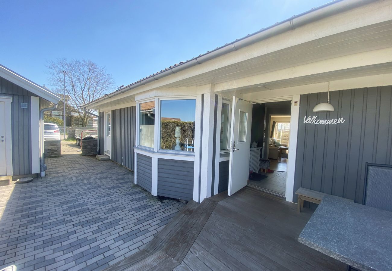 Ferienhaus in Ekeby - Moderne Unterkunft mit Whirlpool in Ekeby SE01053