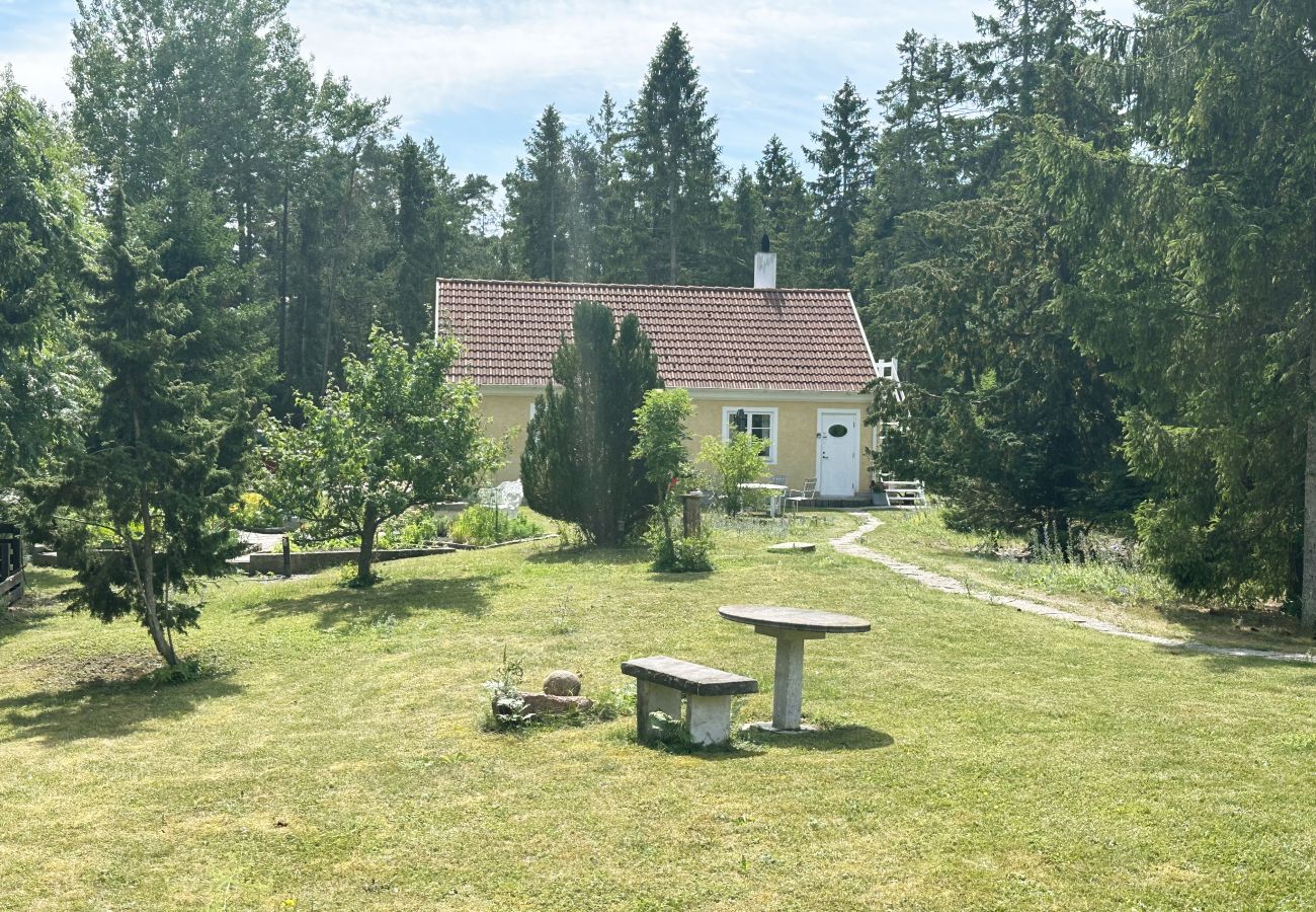 Ferienwohnung in Lärbro - Gemütliches Ferienhaus  in Gotland mit Sauna in der Nähe von Salzbädern | SE12017