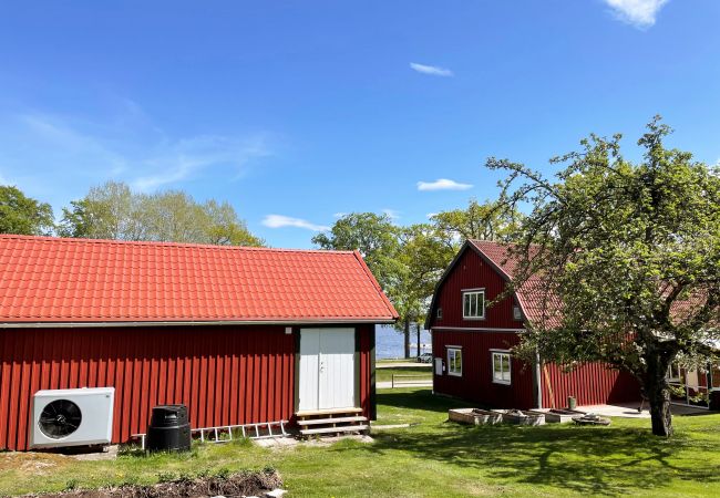 Ferienhaus in Lönashult -  Gut ausgestattetes Ferienhaus mit Blick auf den See Åsnen in Hulevik, Lönashult | SE06057