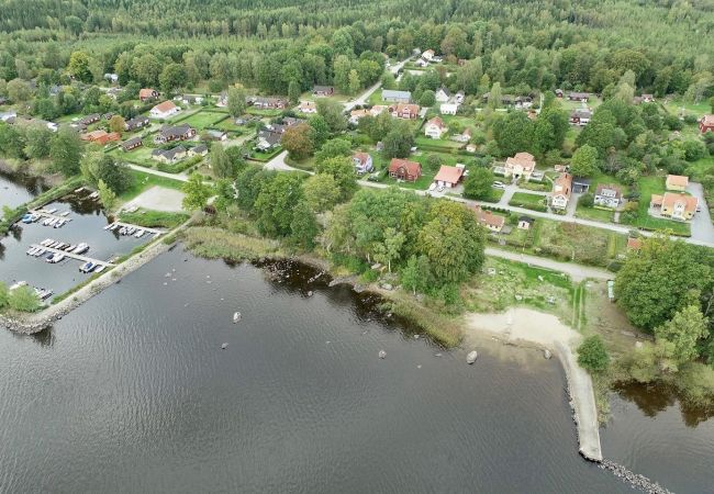 Ferienhaus in Lönashult -  Gut ausgestattetes Ferienhaus mit Blick auf den See Åsnen in Hulevik, Lönashult | SE06057