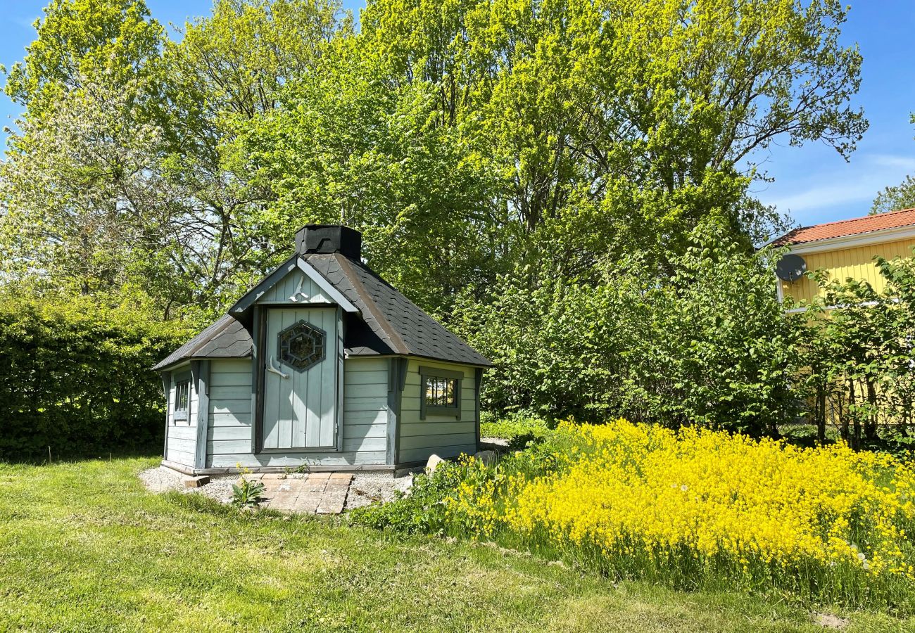 Ferienhaus in Lönashult -  Gut ausgestattetes Ferienhaus mit Blick auf den See Åsnen in Hulevik, Lönashult | SE06057