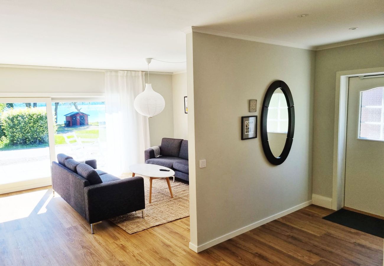 Ferienhaus in Lönashult -  Gut ausgestattetes Ferienhaus mit Blick auf den See Åsnen in Hulevik, Lönashult | SE06057