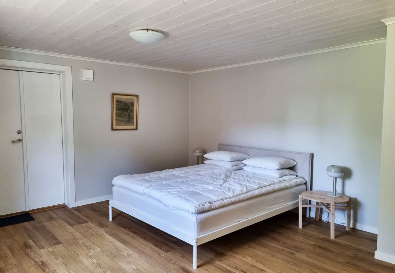 Ferienhaus in Lönashult -  Gut ausgestattetes Ferienhaus mit Blick auf den See Åsnen in Hulevik, Lönashult | SE06057