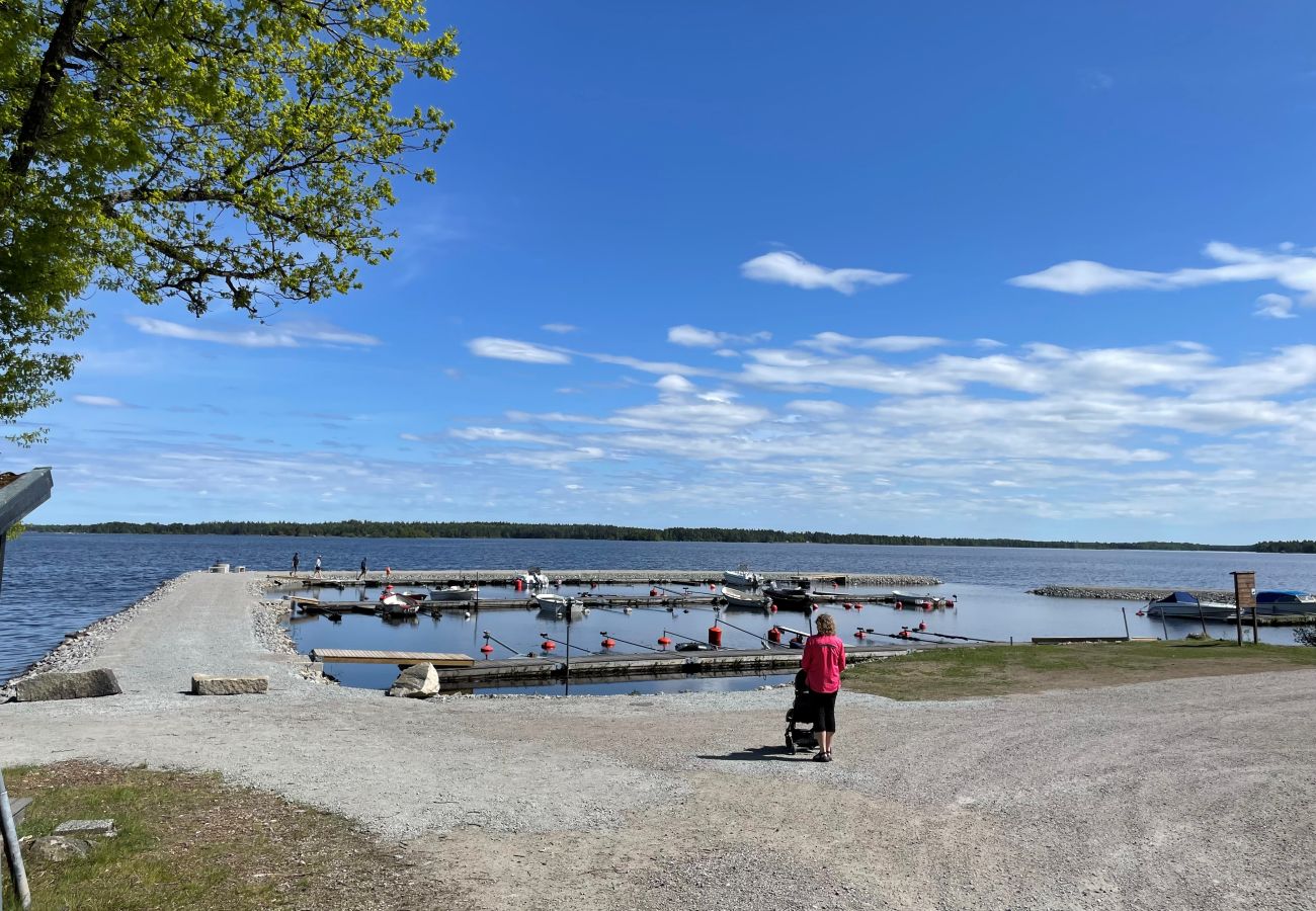 Ferienhaus in Lönashult -  Gut ausgestattetes Ferienhaus mit Blick auf den See Åsnen in Hulevik, Lönashult | SE06057