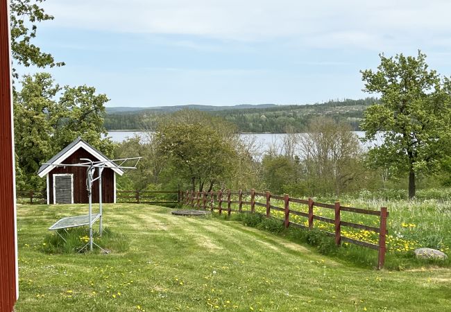 Ferienhaus in Gullringen - Gemütliches rotes Ferienhaus auf dem Land außerhalb von Vimmerby I SE05038