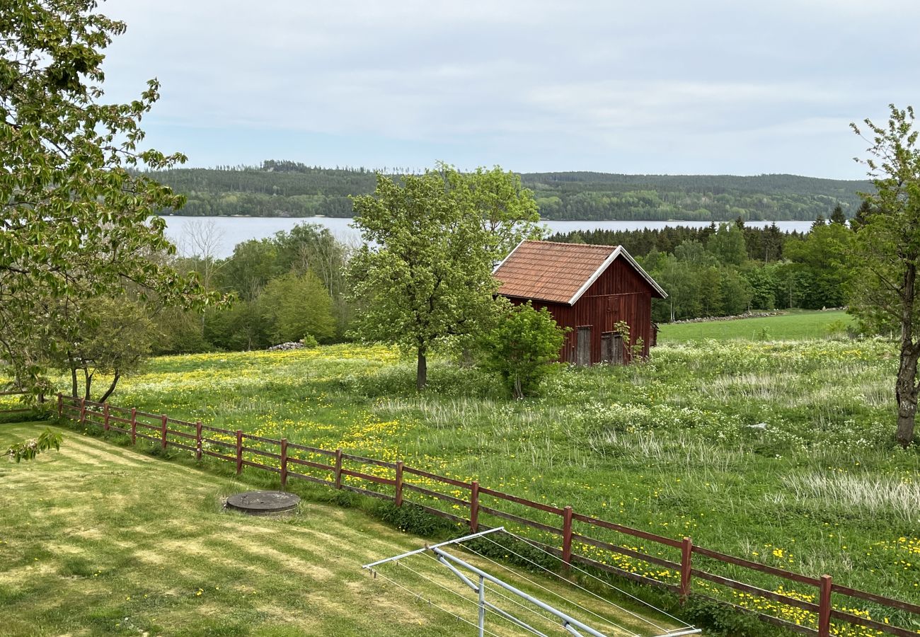 Ferienhaus in Gullringen - Gemütliches rotes Ferienhaus auf dem Land außerhalb von Vimmerby I SE05038