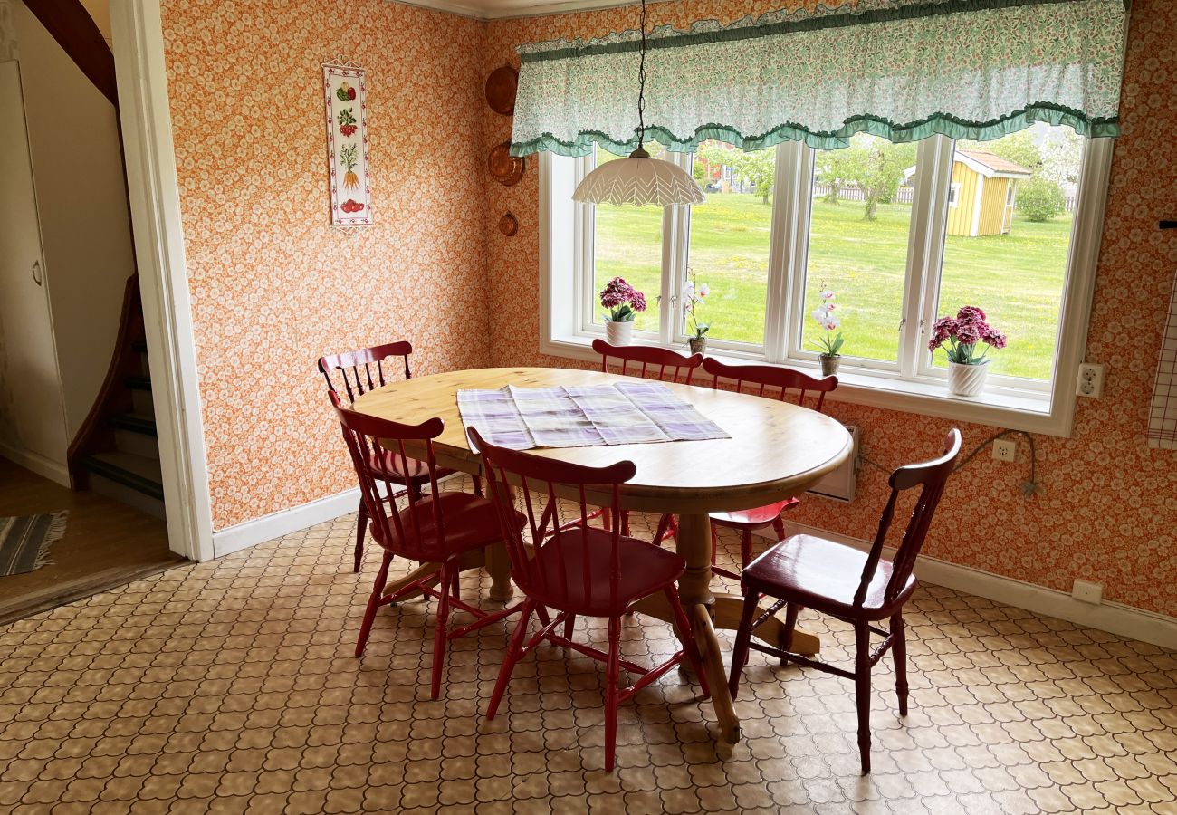 Ferienhaus in Gullringen - Gemütliches rotes Ferienhaus auf dem Land außerhalb von Vimmerby I SE05038