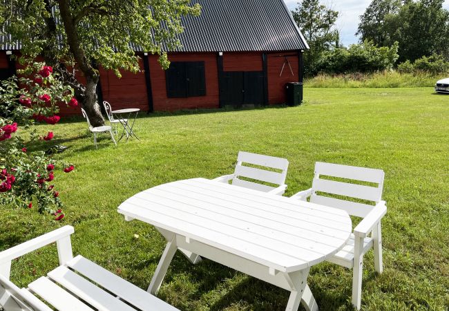 Ferienhaus in Borgholm - Schönes Ferienhaus auf Öland mit grasenden Schafen in der Umgebung I SE04033