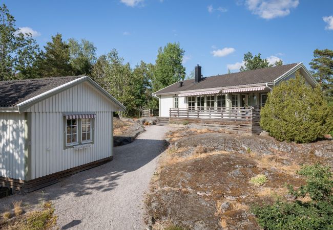 Ferienhaus in Knutby - Schönes Haus von hohem Standard am Golfplatz von Burvik mit Seeblick | SE13010