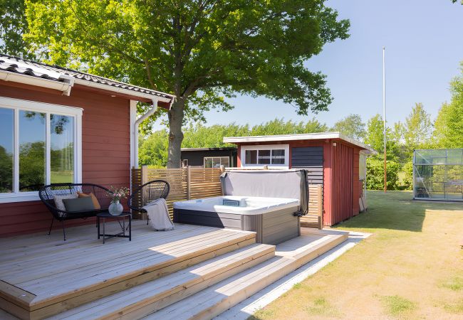  in Ljungbyholm - Renoviertes Ferienhaus mit SPA, 200 m vom Meer entfernt | SE05039