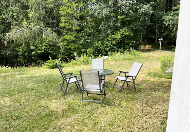 Studio in Örsjö - Rotes kleines Häuschen im Wald und neben einem kleinen See | SE05040