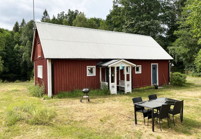 Studio in Örsjö - Rotes kleines Häuschen im Wald und neben einem kleinen See | SE05040