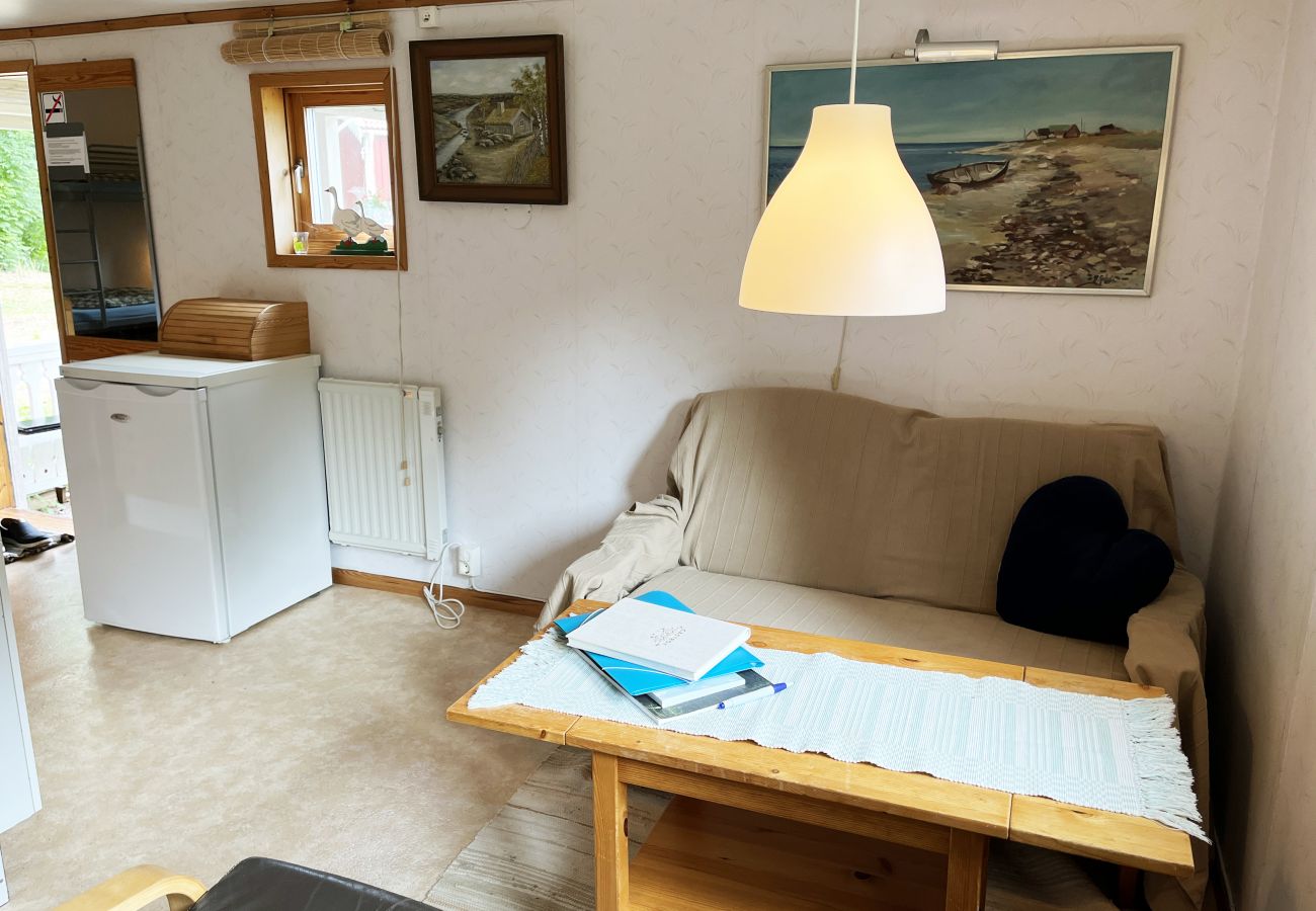 Studio in Örsjö - Rotes kleines Häuschen im Wald und neben einem kleinen See | SE05040
