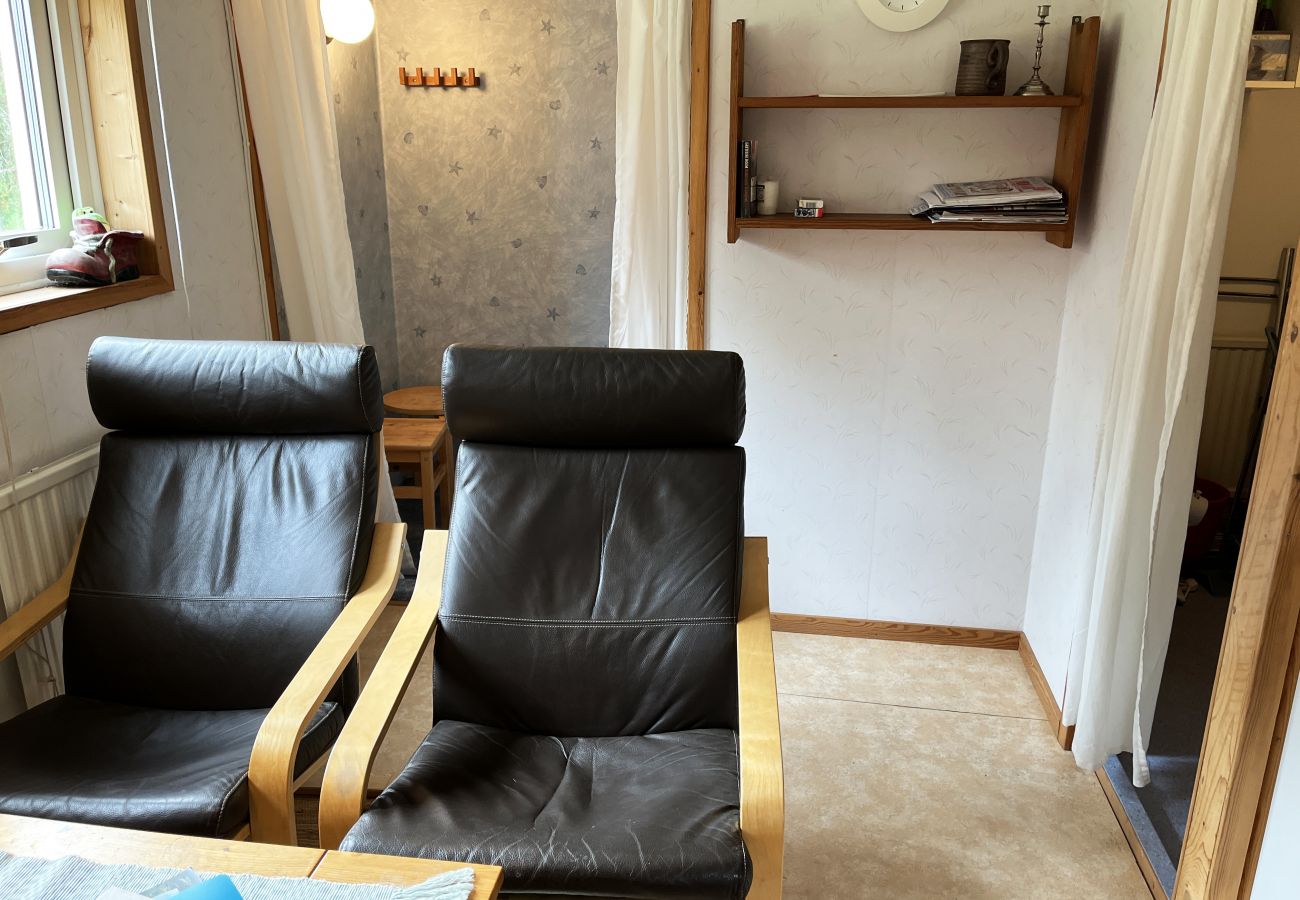 Studio in Örsjö - Rotes kleines Häuschen im Wald und neben einem kleinen See | SE05040