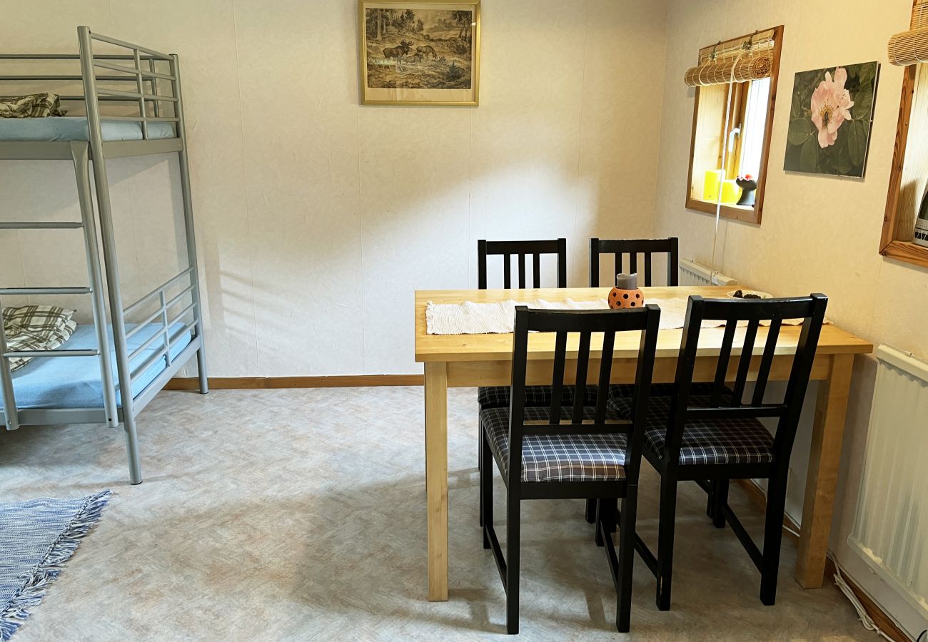 Studio in Örsjö - Rotes kleines Häuschen im Wald und neben einem kleinen See | SE05040