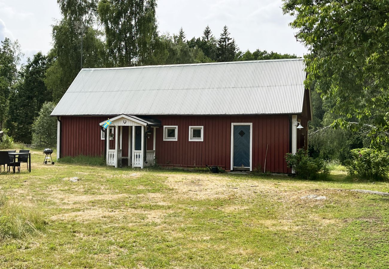 Studio in Örsjö - Rotes kleines Häuschen im Wald und neben einem kleinen See | SE05040