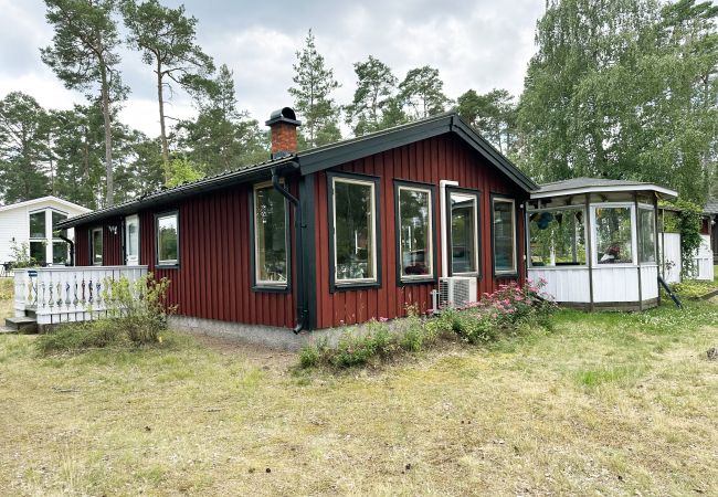 Ferienhaus in Mönsterås - Gemütliches Ferienhaus an einem schönen Familienbad in Oknö | SE05029