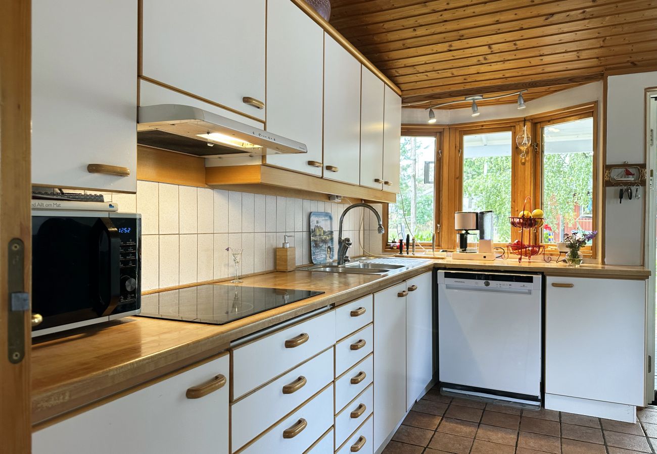 Ferienhaus in Mönsterås - Gemütliches Ferienhaus an einem schönen Familienbad in Oknö | SE05029