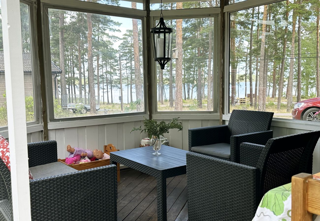 Ferienhaus in Mönsterås - Gemütliches Ferienhaus an einem schönen Familienbad in Oknö | SE05029