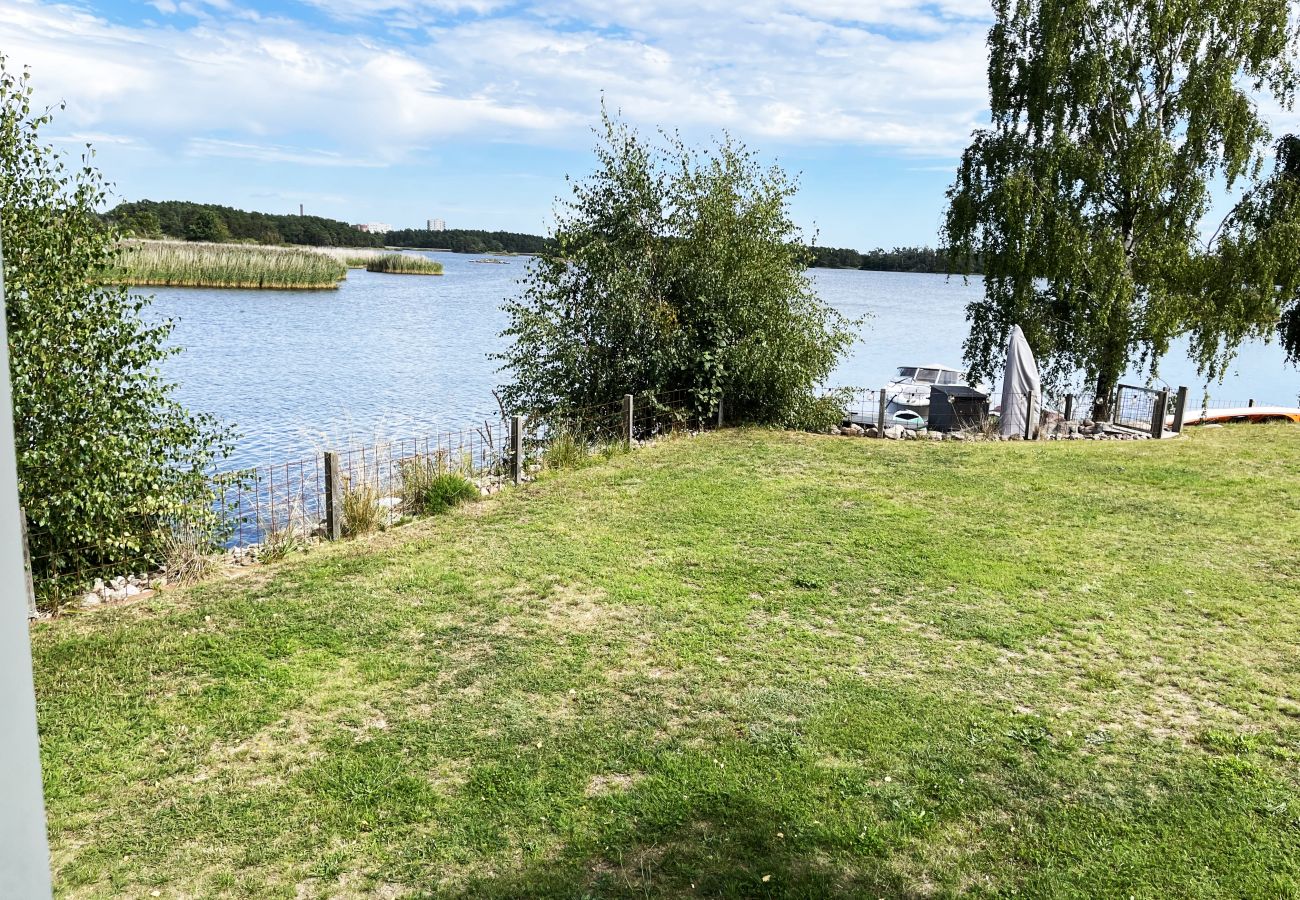 Ferienhaus in Kalmar - Gemütliches Ferienhaus auf einem schönen Grundstück am Meer in Boholmarna außerhalb von Kalmar | SE05043