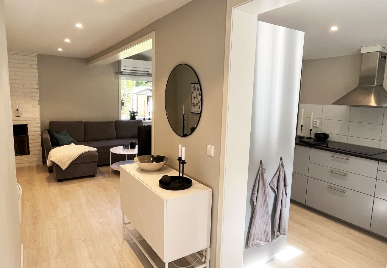 Ferienhaus in Järnforsen - Komplett renoviertes und schönes rotes Ferienhaus neben dem Lake Flaten außerhalb von Virserum I SE05044