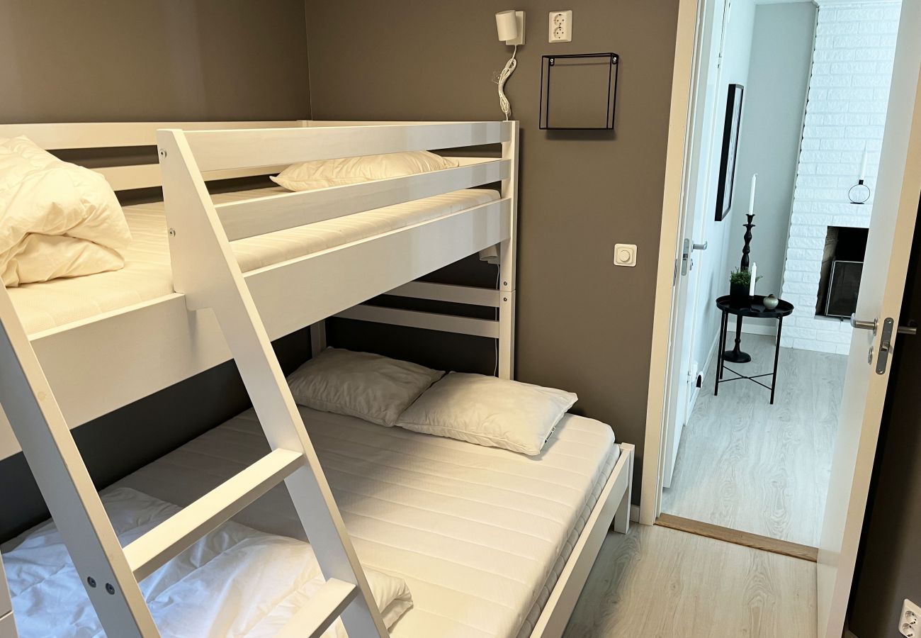 Ferienhaus in Järnforsen - Komplett renoviertes und schönes rotes Ferienhaus neben dem Lake Flaten außerhalb von Virserum I SE05044