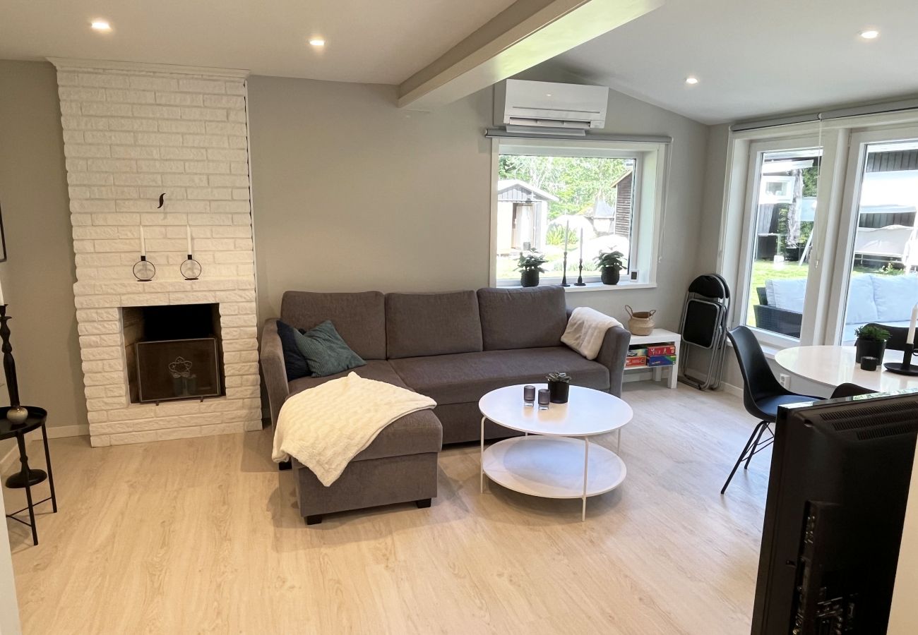 Ferienhaus in Järnforsen - Komplett renoviertes und schönes rotes Ferienhaus neben dem Lake Flaten außerhalb von Virserum I SE05044