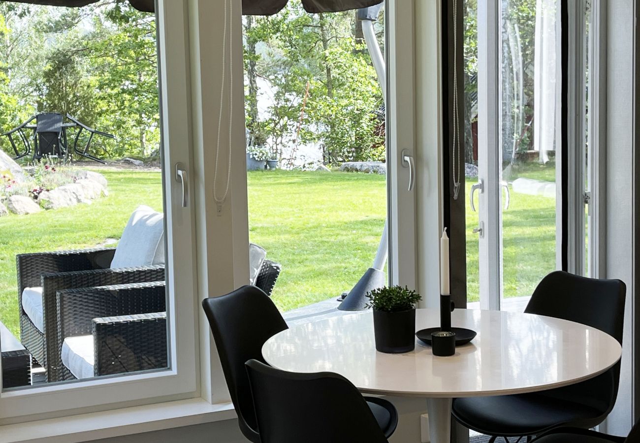 Ferienhaus in Järnforsen - Komplett renoviertes und schönes rotes Ferienhaus neben dem Lake Flaten außerhalb von Virserum I SE05044