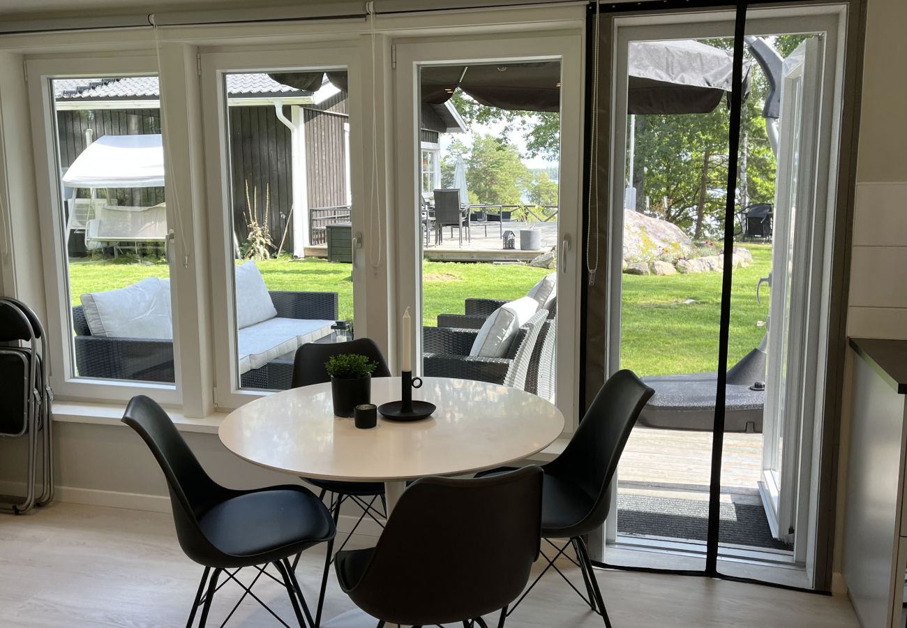 Ferienhaus in Järnforsen - Komplett renoviertes und schönes rotes Ferienhaus neben dem Lake Flaten außerhalb von Virserum I SE05044