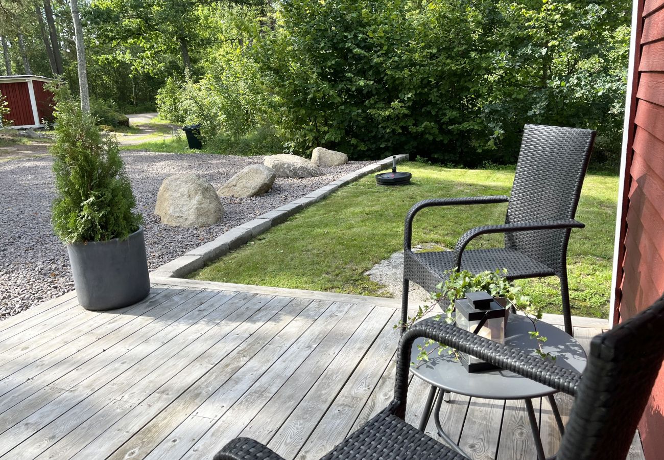 Ferienhaus in Järnforsen - Komplett renoviertes und schönes rotes Ferienhaus neben dem Lake Flaten außerhalb von Virserum I SE05044