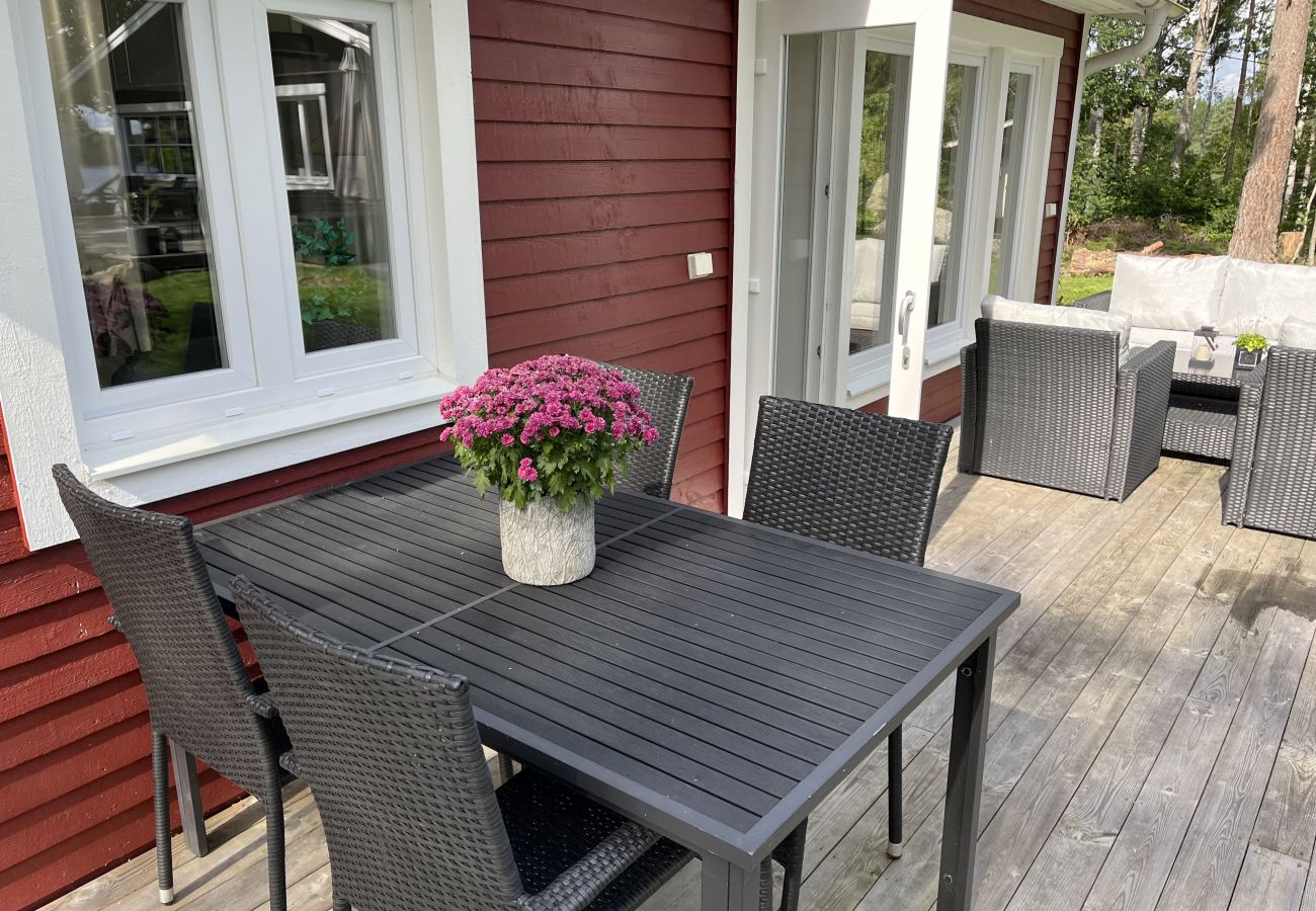 Ferienhaus in Järnforsen - Komplett renoviertes und schönes rotes Ferienhaus neben dem Lake Flaten außerhalb von Virserum I SE05044