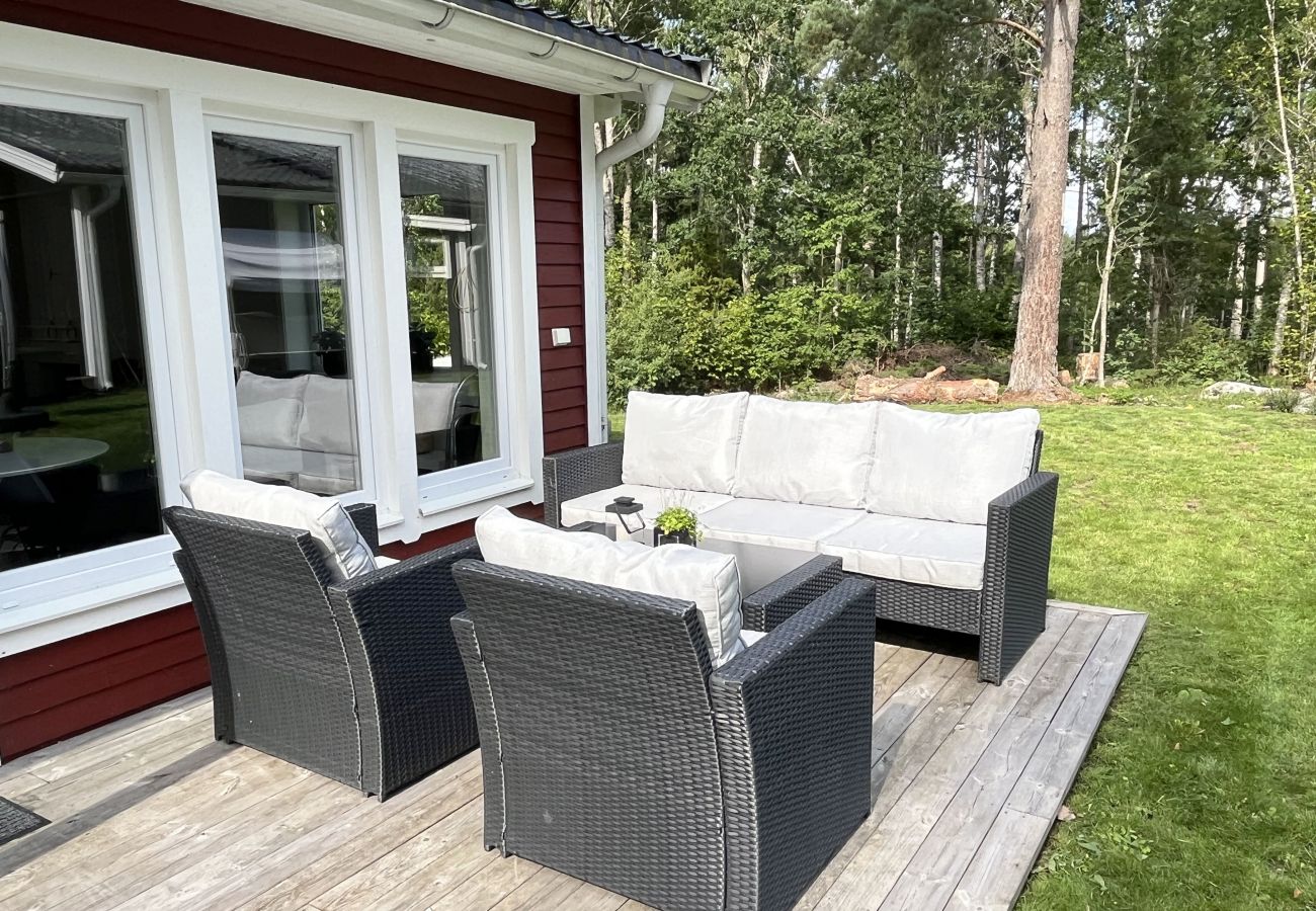 Ferienhaus in Järnforsen - Komplett renoviertes und schönes rotes Ferienhaus neben dem Lake Flaten außerhalb von Virserum I SE05044