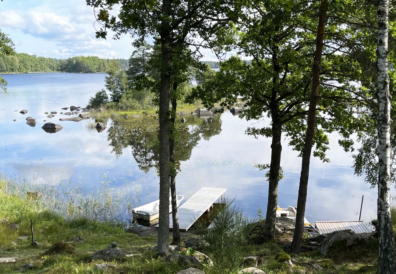 Ferienhaus in Järnforsen - Komplett renoviertes und schönes rotes Ferienhaus neben dem Lake Flaten außerhalb von Virserum I SE05044