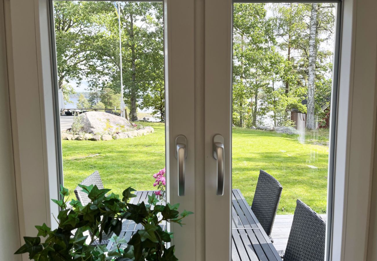 Ferienhaus in Järnforsen - Komplett renoviertes und schönes rotes Ferienhaus neben dem Lake Flaten außerhalb von Virserum I SE05044