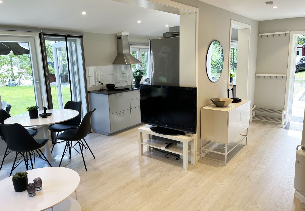 Ferienhaus in Järnforsen - Komplett renoviertes und schönes rotes Ferienhaus neben dem Lake Flaten außerhalb von Virserum I SE05044